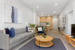Modern & Stylish apt with sunny deck and carpark